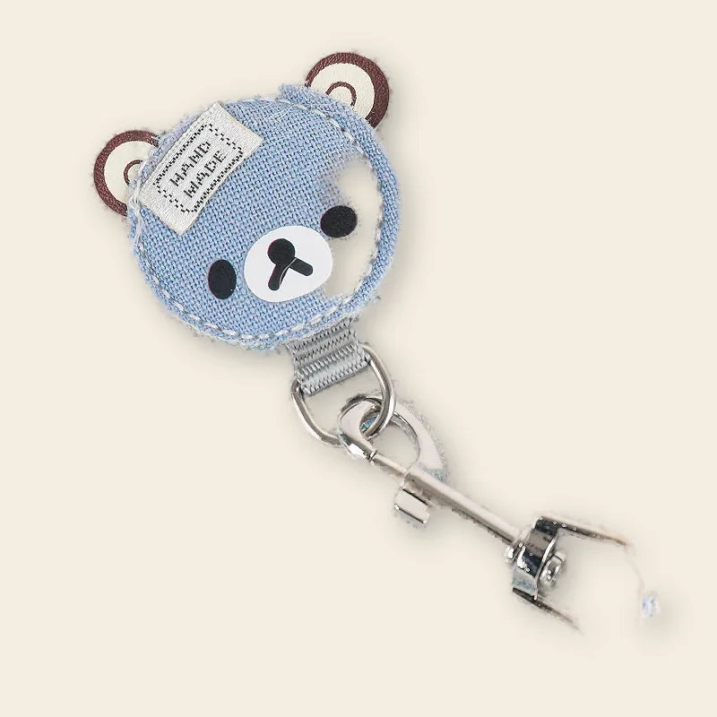Gros plan du harnais bleu motif ourson